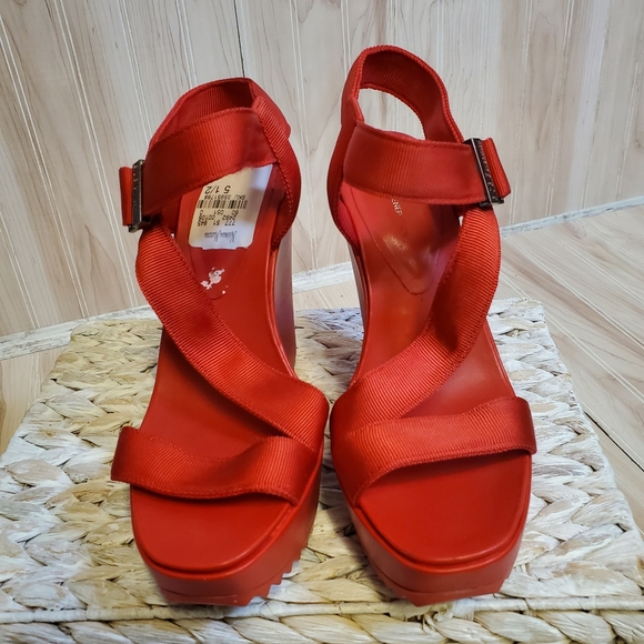 BCBGeneration Suki EUC Bright Red Slingback Wedge Peep Toe Sandals size 5.5 - Picture 3 of 6